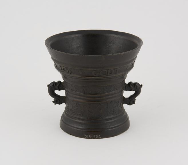 Bronze mortar with handles