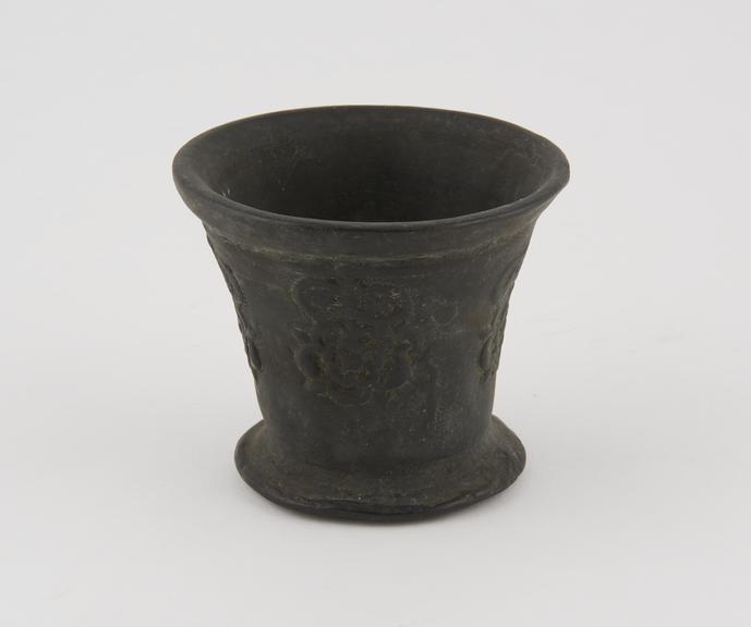 Bronze mortar decorated at the waist with four motifs of a