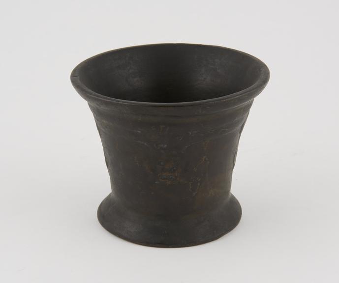 Bronze mortar decorated at the waist with four motifs of a