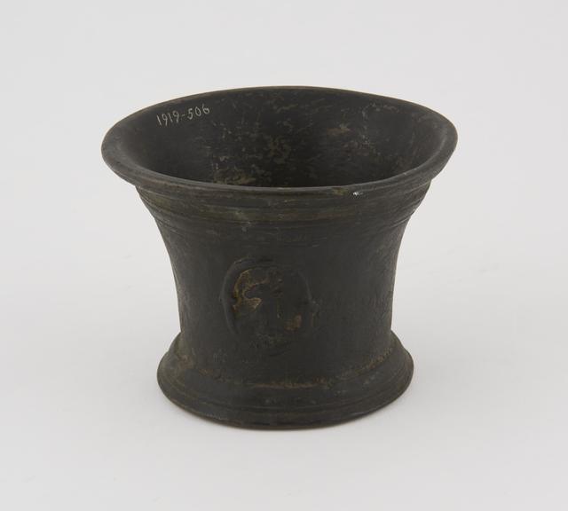 Bronze mortar decorated at the waist with two crests of stags