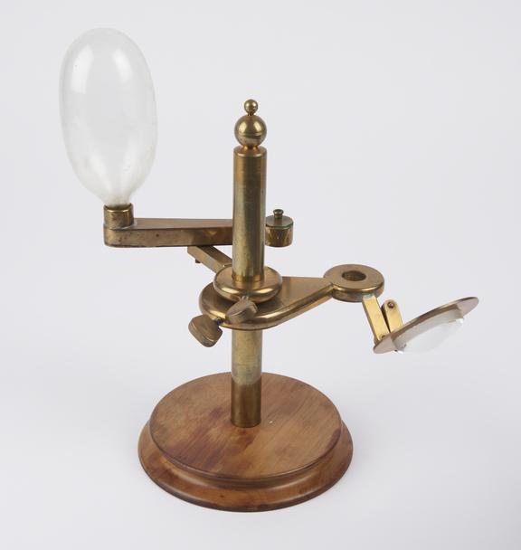 Reconstruction of the oil lamp used by Robert Hooke with his