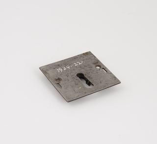 Metal plate with keyhole