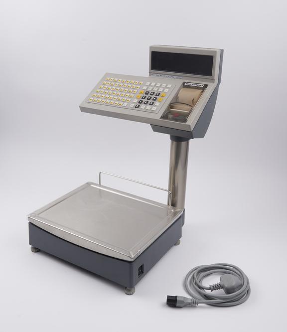 Commercial set of electronic weighing scales