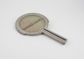 Japanese calculator of the circular slide-rule type