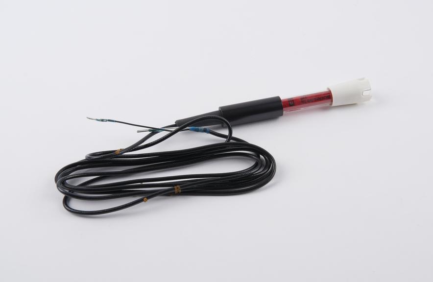 pH electrode for high temperatures (serial no. 1027/900). E.I.L