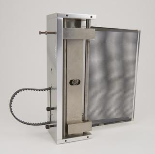 Assembly to demonstrate the principle of ' Moire Fringes'