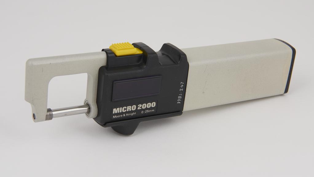 Micro 2000 electronic digital metric micrometer by Moore and