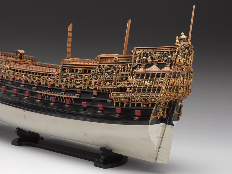 FAB 英語 Conqueror of the High Seas HMS Conqueror (S48) flying the Jolly Roger upon return to