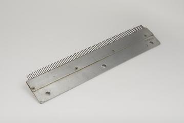 Needle plate for knitting machine