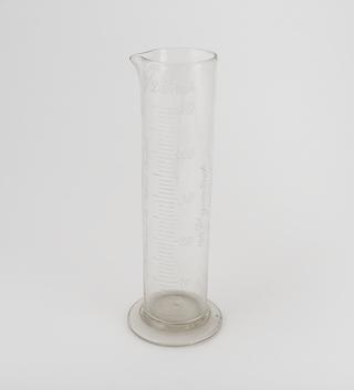Measuring cylinder for rain and snow gauge