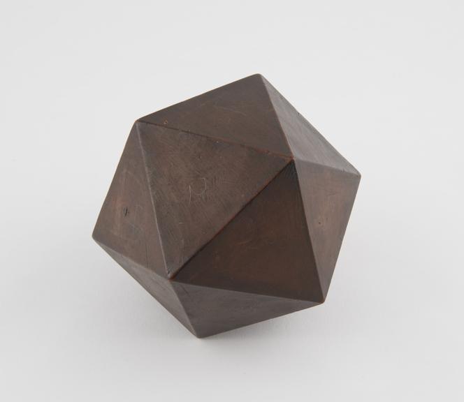 Wooden model of icosahedron Label attached to obj incorrectly