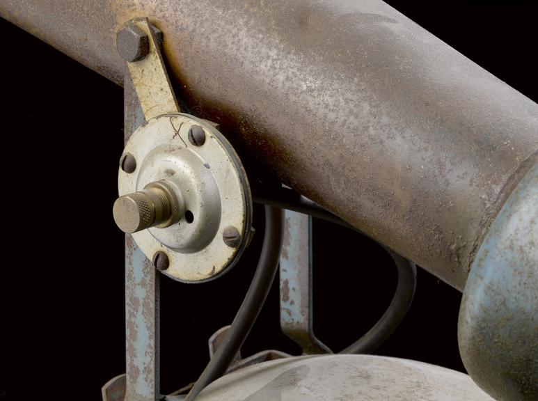 Bird scaring gun, acetylene powered