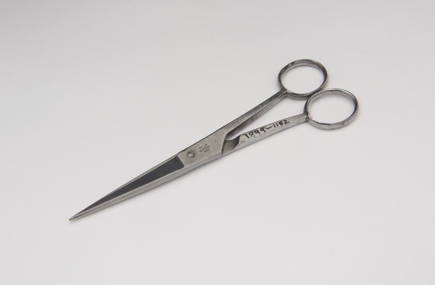 Hairdressing scissors