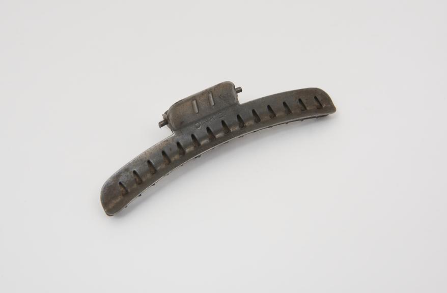 Small `Dinkie' trademark hair clip. Metal