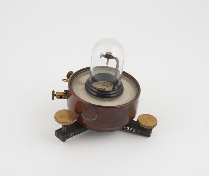 Moving-magnet galvanometer, suspended horseshoe magnet type