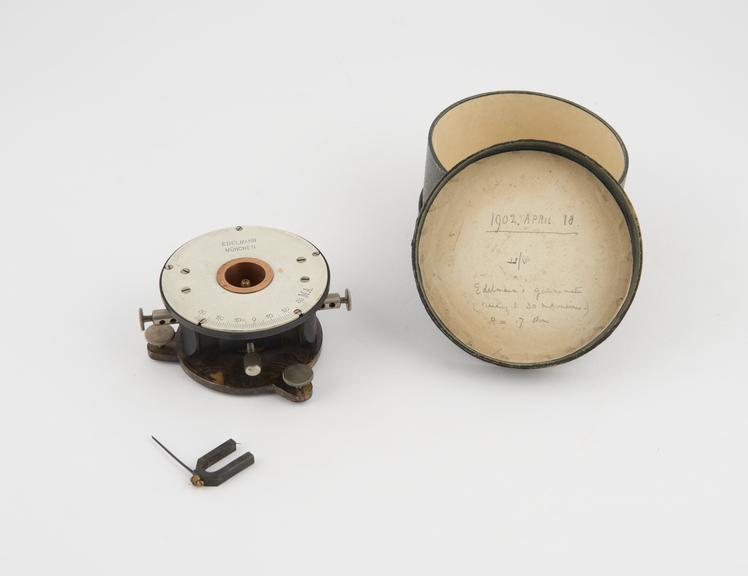 Portable pivoted horse-shoe magnet type galvanometer