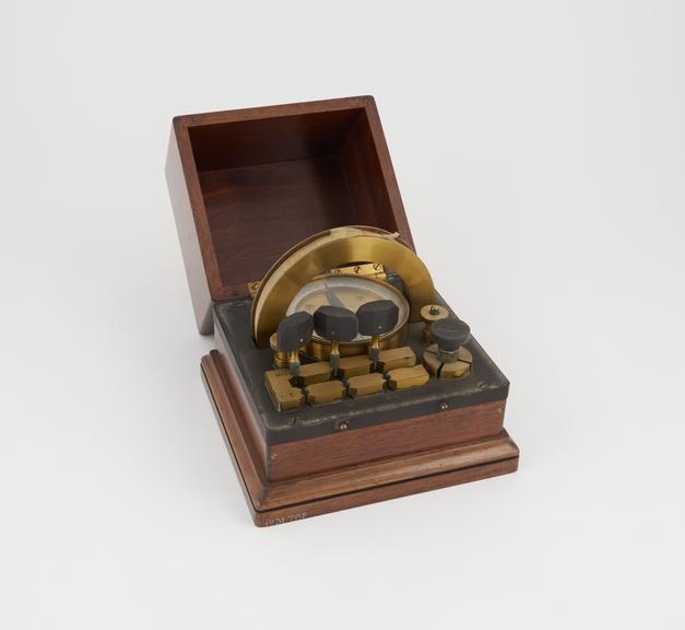 Tangent galvanometer, portable form