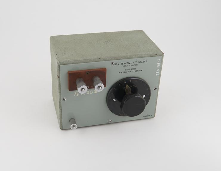 Non-reactive resistance box, serial no.5425/1956, made by H.W