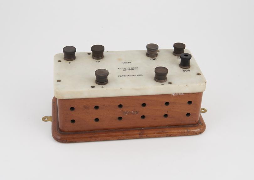 Resistance divider box for use with potentiometer