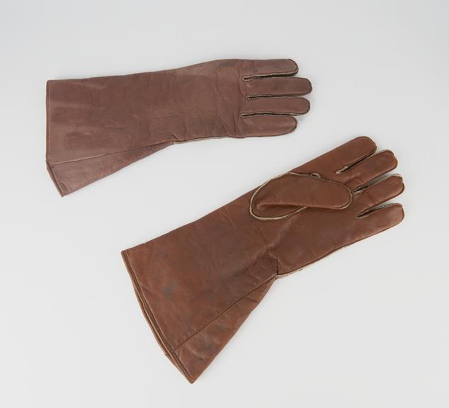 Pair of leather flying gauntlets, Air Ministry type 22C/770