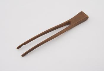 Wooden forceps (metal set missing) from set of 1824 Indian standard brass weights made by R.B. Bate