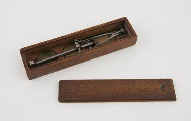 Equal-arm coin balance