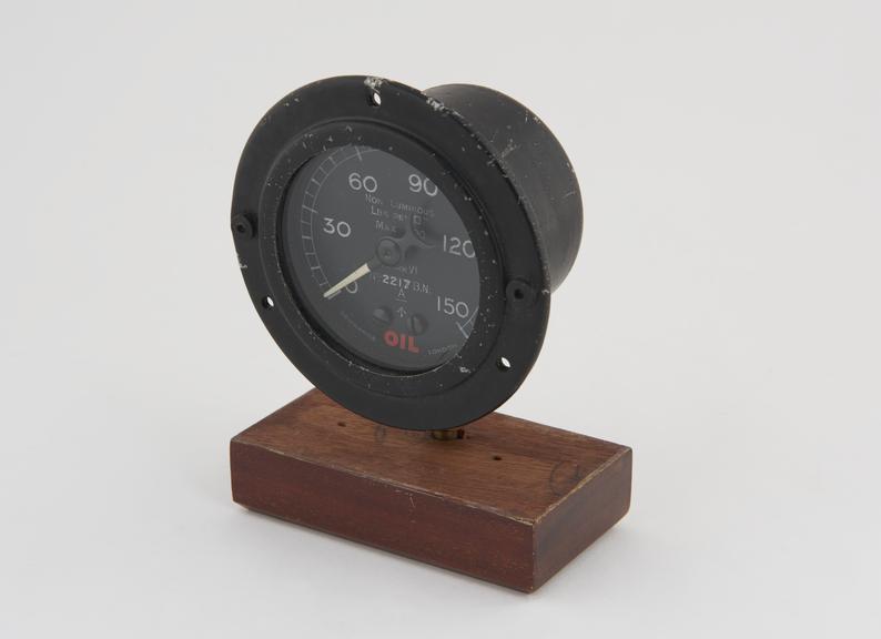 Oil Pressure Gauge MkVI, plane glass front. Dewrance, London