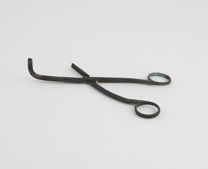 Pair of metal tongs, L: 165mm x W: 65mm, British, 1907-1912