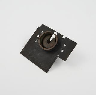 Metal plate with keyhole