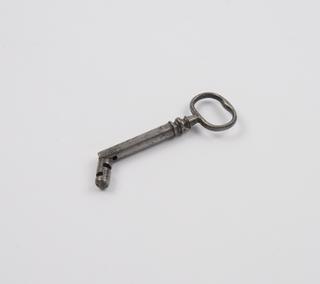 Key for early link plate lock