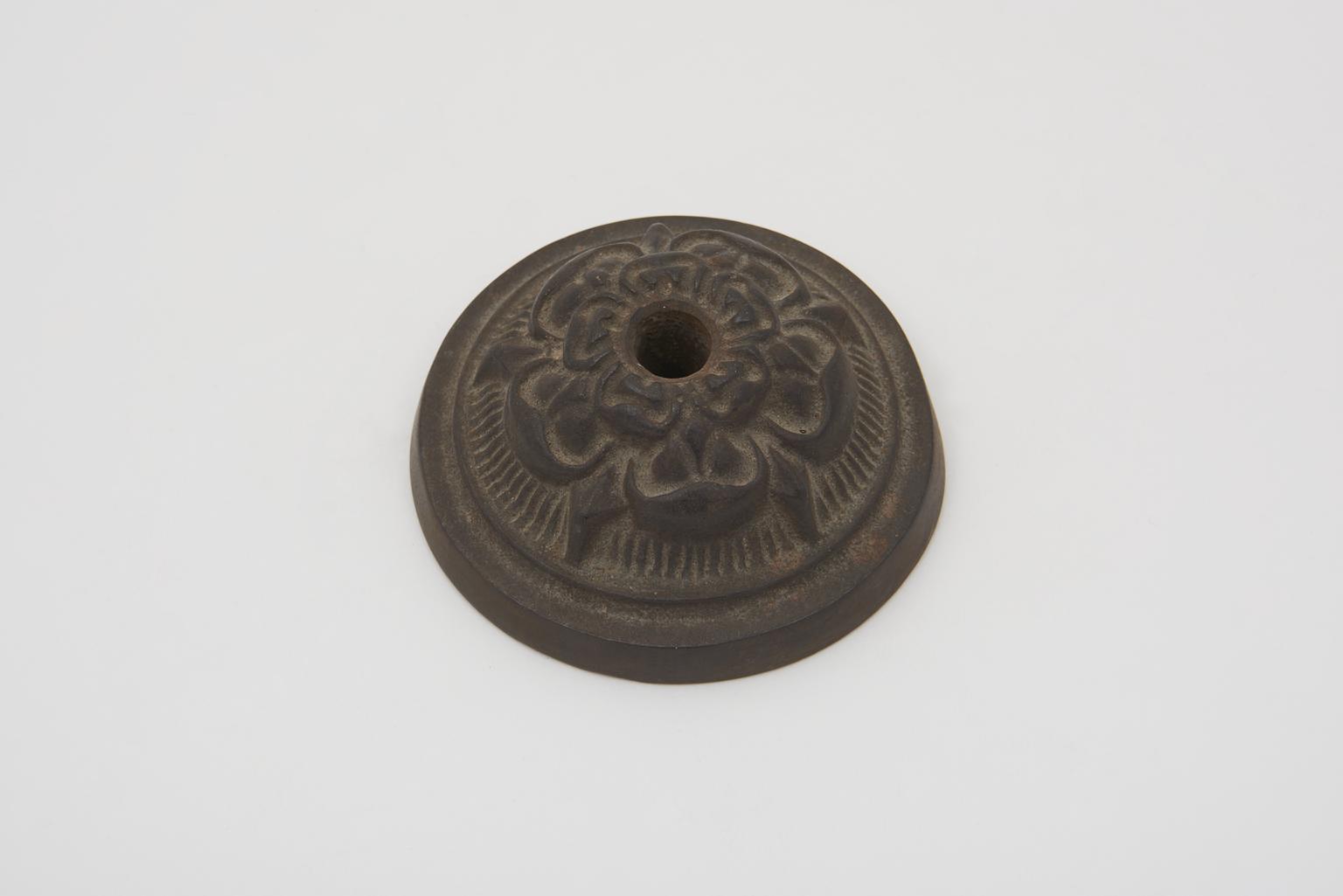Poker-stand with Tudor rose decoration