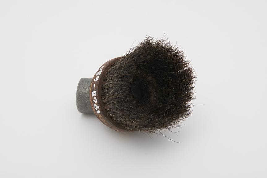 Circular dusting brush for a cannister-type vacuum cleaner