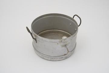 Stacking steaming pan with a pair of handles