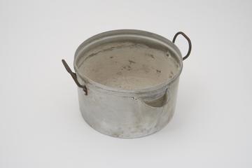 Stacking steaming pan with a pair of handles