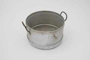 Stacking steaming pan with a pair of handles