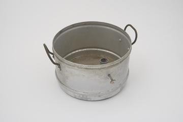 Stacking steaming pan with a pair of handles