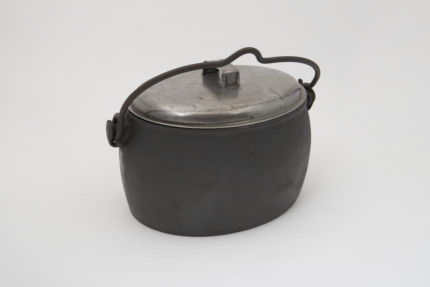 Cast iron oval saucepan with loop handle and lid