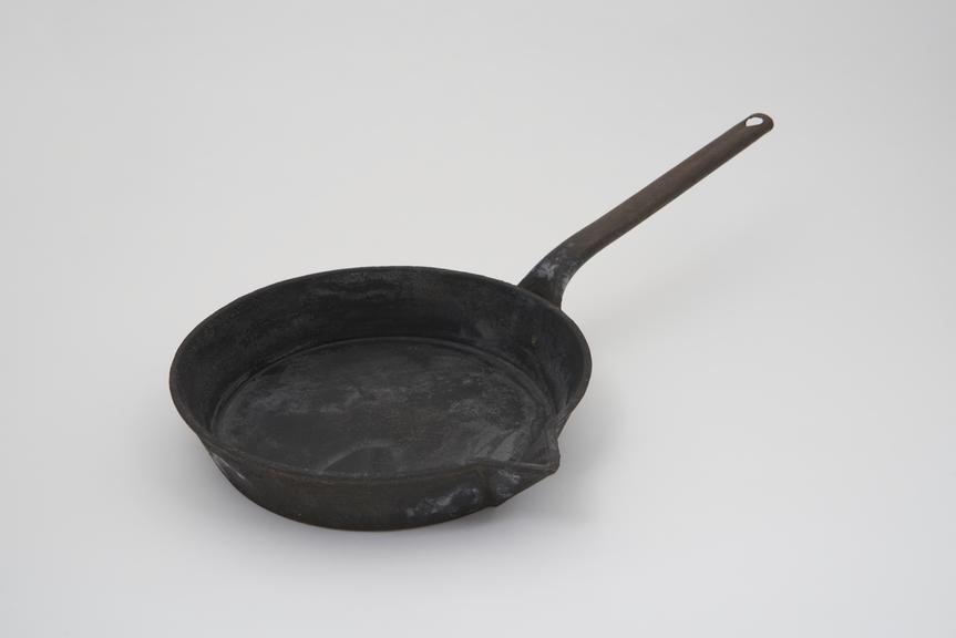 Cast iron frying pan with pouring lip (frying pan (cookware))