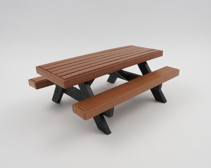 Model park bench in Durawood and recycled plastic