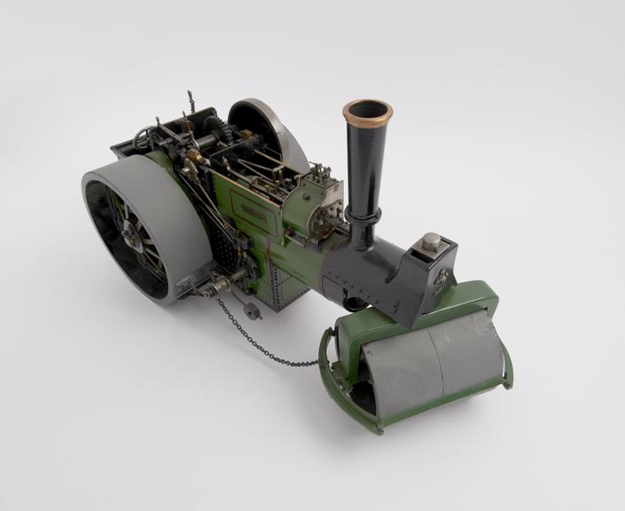 Model, scale 1:10, of a single-cylinder steam roller