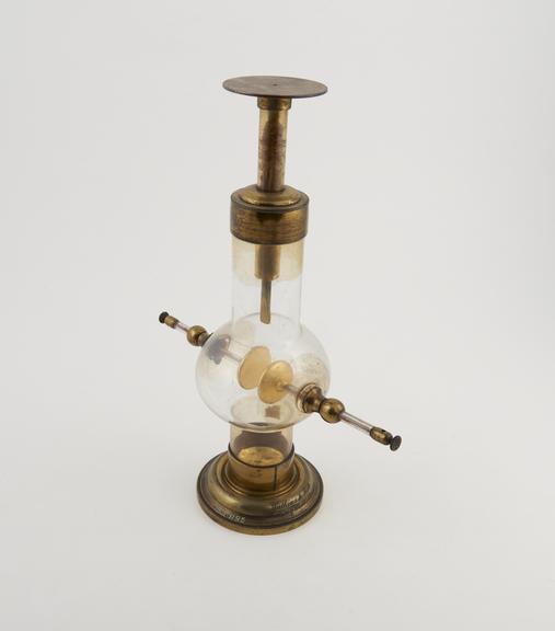 Sensitive gold-leaf electroscope