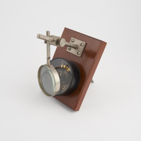 Model of Lindemann electrometer mounted under lens