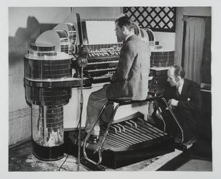Photograph of a man playing a theatre organ