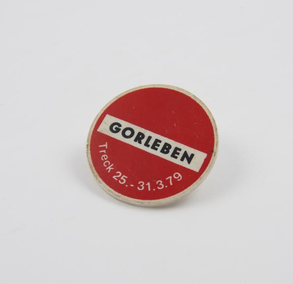 Anti-nuclear energy badge.  Text: Gorleben Treck 25. 31-3.79