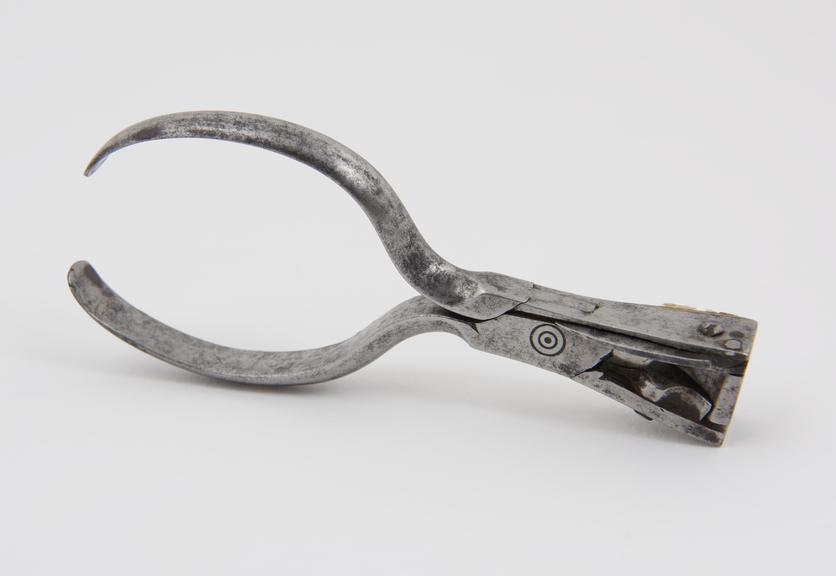 Implement for cutting cutting quills to use as pens, 1795-1805.