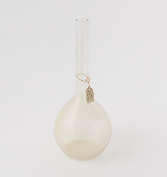Volumetric flask associated with M. Berthelot