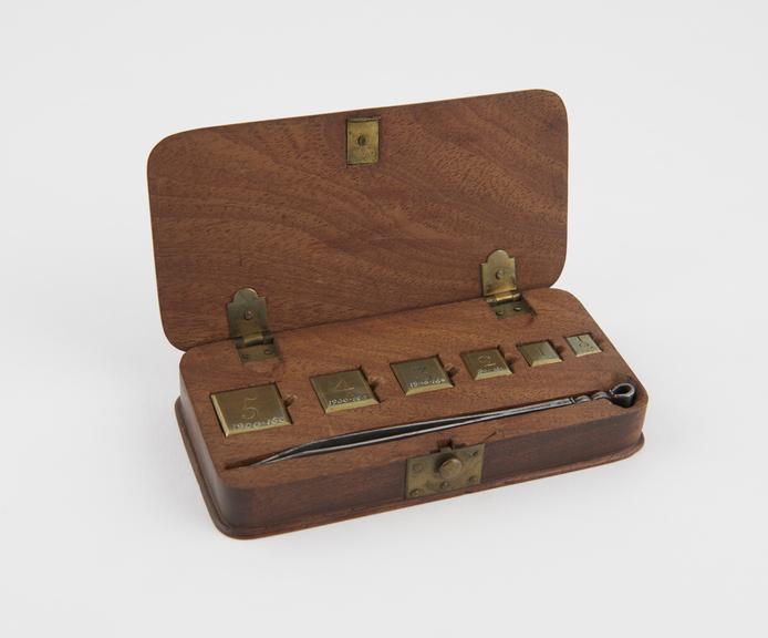 Set of flat troy penny weights in  fitted mahogany case, 1737.