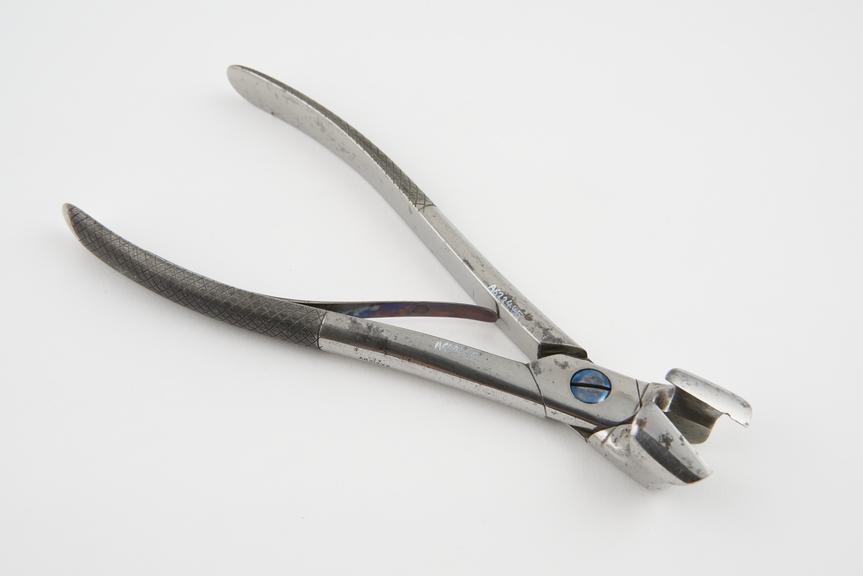 Bone cutting forceps, Velpeau's, by Savigny and Co