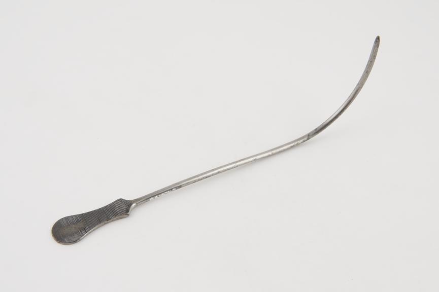 Small curved lithotomy staff with lateral groove and flat