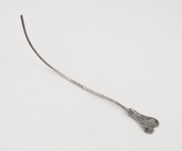 Small curved lithotomy staff with median groove and flat handle